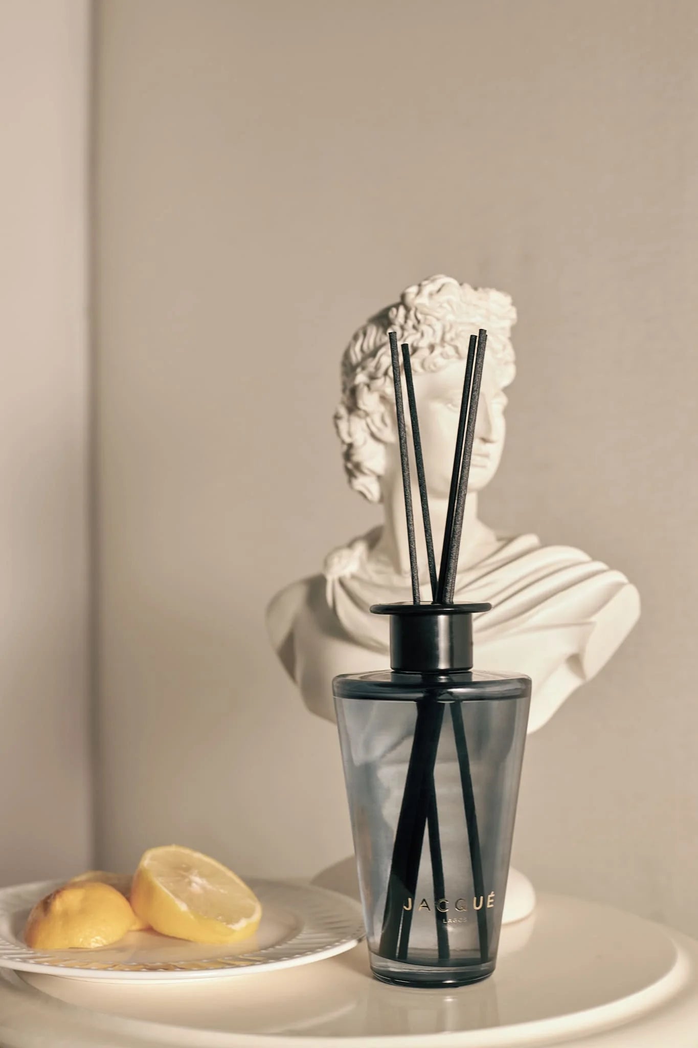 Diffuser with sculpture on stand