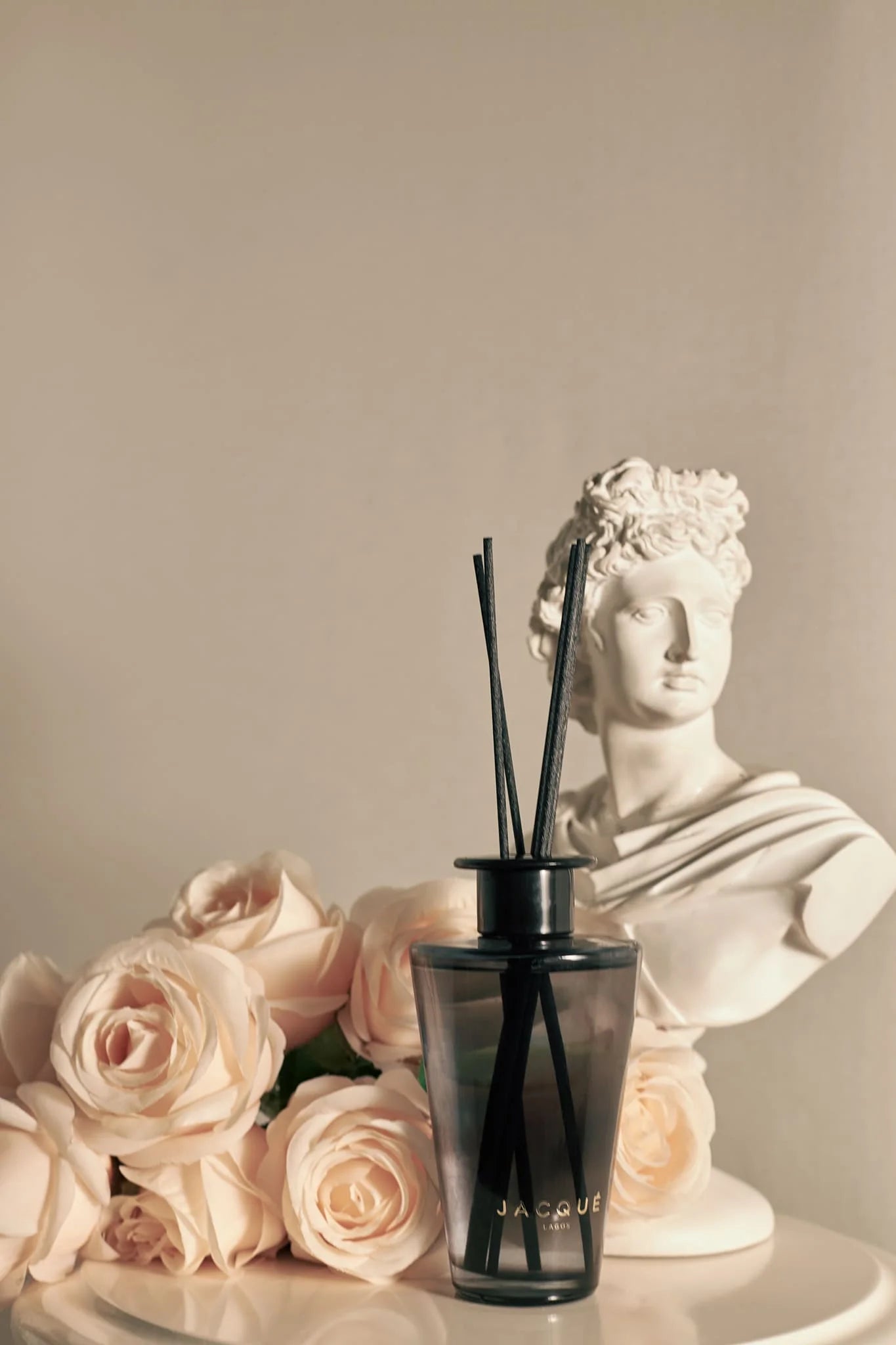 Diffuser with sculpture, flower on stand